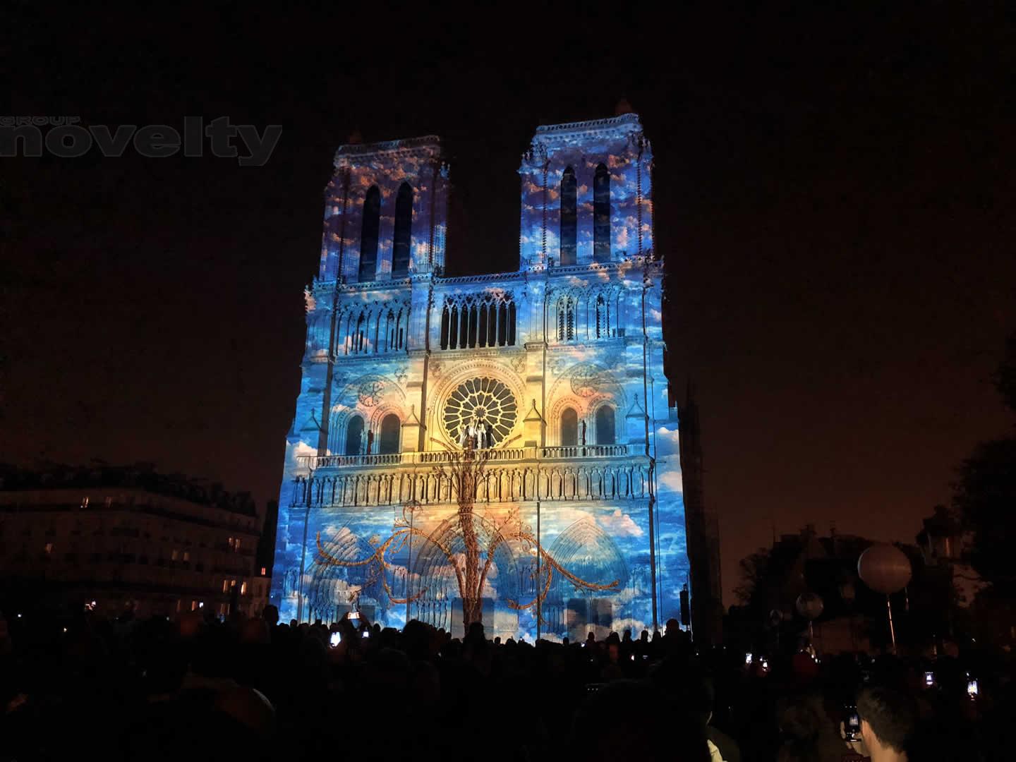 Visuel Novelty habille la Cathédrale Notre Dame de Paris pour la deuxième année consécutive