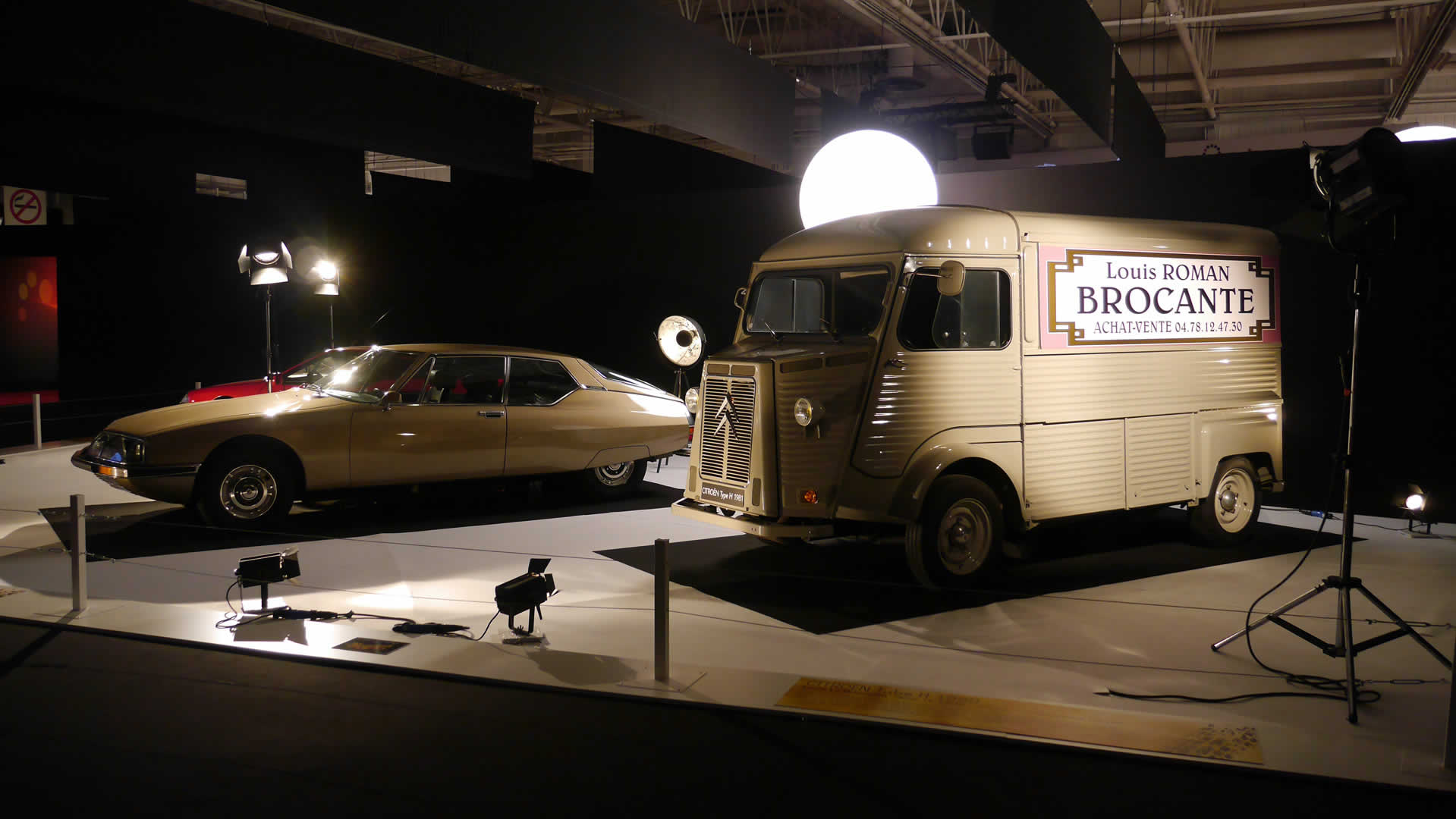 Moteur ! L'automobile fait son cinéma au Mondial de l'Auto Novelty